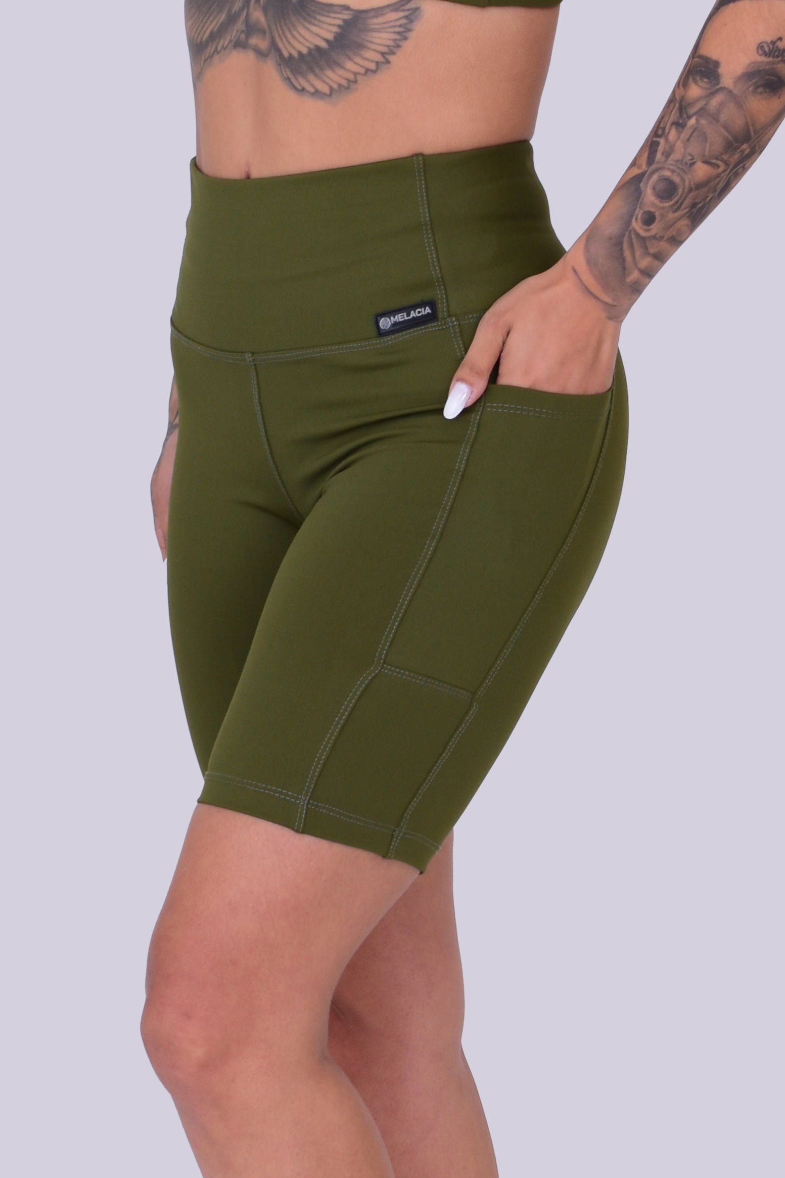 Bermuda Academia com Bolso Verde Militar