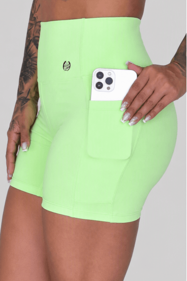 SHORT FITNESS COM BOLSO VERDE NEON